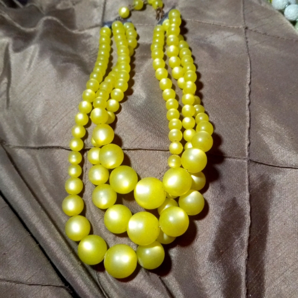 L-7 lot green/yellow necklace and pair of matching earrings